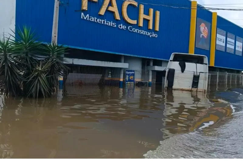 8 em 10 empresas atingidas pelas chuvas no RS não têm seguro, diz governo