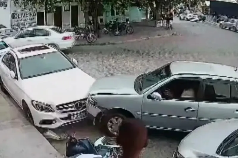 Sem seguro, veículo popular colide em carro de luxo e situação chama atenção para cobertura