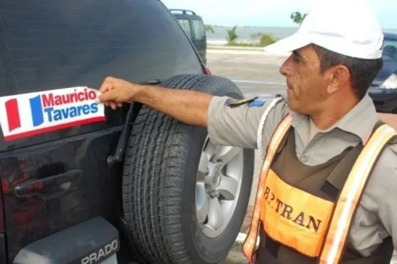 Como propaganda eleitoral em carro pode deixá-lo sem cobertura do seguro